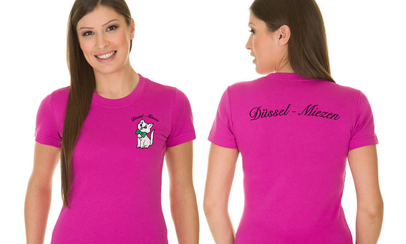T-Shirt in der Farbe Beere mit bestickten Monogramm von der Stickerei Stoiber. T-Shirt in der Farbe Beere mit bestickten Monogramm von der Stickerei Stoiber.
