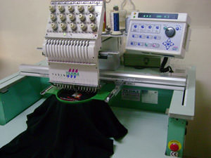 Stickmaschine wendet ein individuelles Stickprogramm an bei der Stickerei Stoiber. Stickmaschine wendet ein individuelles Stickprogramm an bei der Stickerei Stoiber.