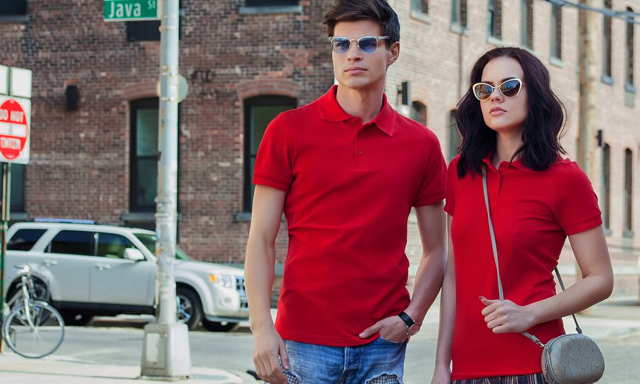 Rote Arbeitsshirts für Damen und Herren von der Stickerei Stoiber. Rote Arbeitsshirts für Damen und Herren von der Stickerei Stoiber.