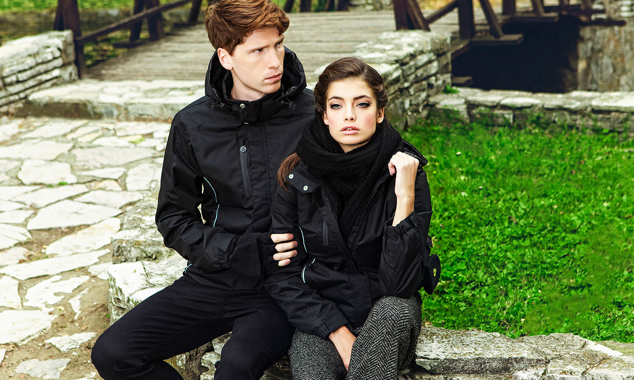 Schwarze personalisierte Regenjacken für Damen und Herren von der Stickerei Stoiber. Schwarze personalisierte Regenjacken für Damen und Herren von der Stickerei Stoiber.