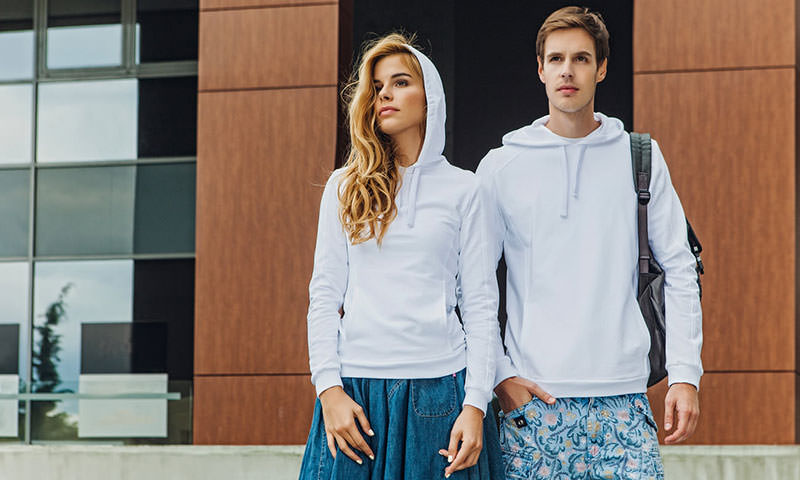 Weiße Pullover für Damen und Herren von der Stickerei Stoiber. Weiße Pullover für Damen und Herren von der Stickerei Stoiber.