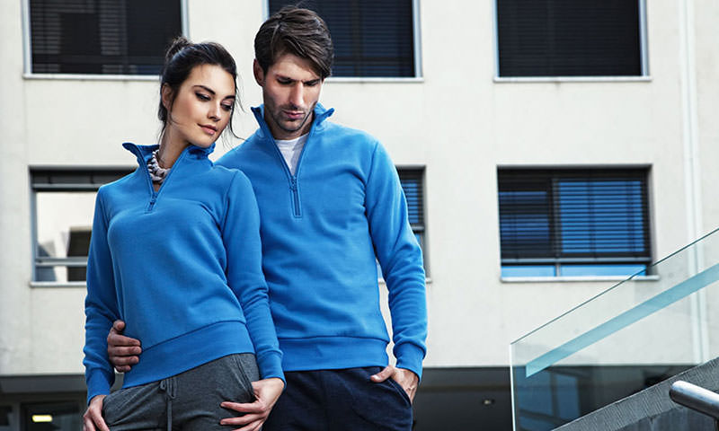 Pullover in der Farbe Azurblau für Damen und Herren von der Stickerei Stoiber. Pullover in der Farbe Azurblau für Damen und Herren von der Stickerei Stoiber.