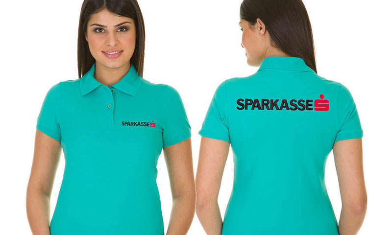Kellygrüne Polo-shirts mit Flockdruck von der Stickerei Stoiber. Kellygrüne Polo-shirts mit Flockdruck von der Stickerei Stoiber.